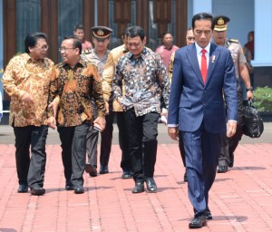 Presiden Jokowi bersiap menuju pesawat untuk melakukan kunjungan kerja ke Provinsi Sumatra Utara, Jumat (17/11). (Foto: BPMI)