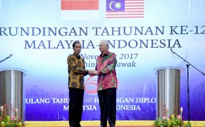 Presiden Jokowi usai keterangan pers bersama Perdana Menteri Dato Sri Mohd. Najib di Hotel Hilton, Kuching, Malaysia, Rabu, (22/11). (Foto: BPMI)