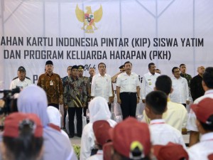 Presiden Jokowi saat membagikan KIP dan PKH di Gedung Serbaguna Manunggal Langkat Berseri, Kabupaten Langkat, Provinsi Sumatra Utara, Jumat (24/11). (Foto: BPMI)