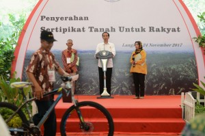 Presiden Jokowi saat menyerahkan sertifikat di Lapangan Sepak Bola Alun-Alun T. Amir Hamzah Stabat, Kecamatan Stabat, Kabupaten Langkat, Provinsi Sumatra Utara. (Foto : BPMI)