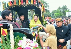 Presiden Jokowi dan Ibu Negara Iriana dalam acara 'Ngunduh Mantu' di Medan, Sumatra Utara, Minggu (26/11). (Foto: BPMI)