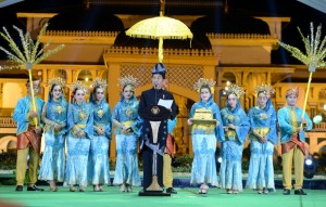 Presiden Jokowi saat   menghadiri Peresmian Pembukaan Festival Keraton Nusantara XI, yang digelar di Istana Maimun, Kota Medan, Provinsi Sumatra Utara, Minggu (26/11) malam. (Foto: BPMI). 