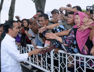 Presiden saat akan serahkan 7.000 sertifikat tanah bagi masyarakat Sumatra Utara yang digelar di Lapangan Adam Malik, Kota Pematang Siantar, Senin (27/11). (Foto: BPMI)