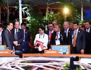 President Jokowi attends the East Asia Summit in Manila, the Philippines, Tuesday (14/11).