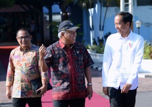 Presiden Jokowi berbincang dengan Menteri PUPR Basuki Hadimuljono dan Staf Khusus Presiden Ari Dwipayana sesaat sebelum bertolak ke Madiun, Jatim, Senin (6/11) pagi. (Foto: Setpres)