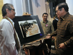 Seskab Pramono Anung saat meninjau Pameran Seni Keramik Butet Kertaredjasa di Galeri Nasional, Jakarta Pusat, Kamis (30/11) malam. (Foto: Humas/Rahmat).