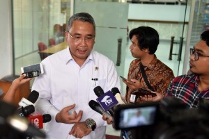 Mendes PDTT menjawab pertanyaan wartawan usai mengikuti Rapat Terbatas di Kantor Presiden, Jakarta, Jumat (3/11). (Foto: Humas/Jay)
