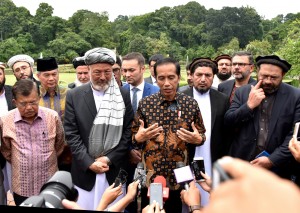 Presiden Jokowi memberikan keterangan kepada pers usai bertemu dengan Dewan Perdamaian Afghanistan di Istana Kepresidenan Bogor, Jawa Barat, Selasa (21/1). (Foto: Humas/Rahmat)