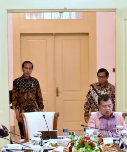 Presiden Jokowi didampingi Seskab Pramono Anung saat memasuki ruang Rapat Terbatas di Istana Kepresidenan Bogor, Jawa Barat, Selasa (21/11). (Foto: Humas/Rahmat)