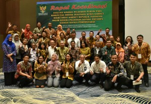 Seluruh peserta rakor Kedeputian Dukungan Kerja Kabinet berfoto bersama di Hotel Royal Tulip, Bogor, Jawa Barat, Senin (20/11). (Foto: Humas/Rahmat)