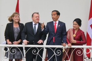 Presiden Jokowi didampingi Ibu Negara Iriana menerima kunjungan PM Denmark Lars Løkke Rasmussen beserta istri Solrun Løkke Rasmussen, di Istana Kepresidenan Bogor, Jawa Barat, Selasa (28/11) siang. (Foto: OJI/Humas