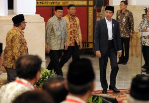 Presiden Jokowi saat akan mengikuti acara Rapat Koordinasi Nasional Forum Kerukunan Umat Beragama (FKUB), di Istana Negara, Jakarta, Selasa (28/11) sore. (Foto: Humas/Rahmat)
