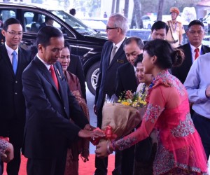 Presiden Jokowi dan Ibu Negara Iriana disambut saat tiba di Furama Resort, Vietnam, Jumat (10/11) pukul 14.30 waktu setempat. (Foto: Humas/Nia)