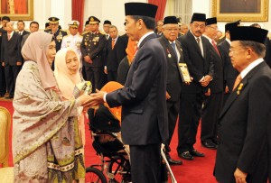 Presiden Jokowi diikuti Wakil Presiden Jusuf Kalla memberikan ucapan selamat kepada ahli waris penerima anugerak gelar Pahlawan Nasional, di Istana Negara, Jakarta, Kamis (9/11) siang. (Foto: Rahmat/Humas)