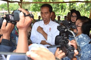 Presiden Jokowi menjawab pertanyaan wartawan usai mengikuti acara di Desa Brani Wetan, Kecamatan Maron, Kabupaten Probolinggo, Provinsi Jawa Timur, Kamis (2/11). (Foto: BPMI)