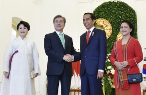 Presiden Jokowi didampingi Ibu Negara Iriana menyambut Presiden Moon Jae-In dan Istri di Istana Kepresidenan Bogor, Jawa Barat, Kamis (9/11) sore. (Foto: Humas/Oji)