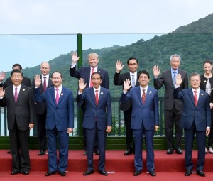 Presiden Jokowi bersama seluruh pemimpin APEC berfoto bersama sebelum pertemuan di Da Nang, Vietnam (11/11). (Foto: BPMI)