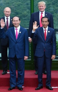 Presiden Jokowi berfoto bersama Pemimpin negara APEC lainnya, Sabtu (11/11). (Foto: BPMI)