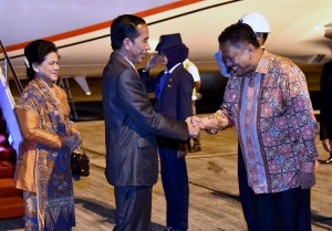 Presiden Jokowi dan Ibu Negara Iriana disambut Gubernur Sulawesi Utara di Manado, Rabu (15/11) dini hari. (Foto: BPMI). 