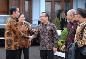 Presiden Jokowi sebelum berangkat ke Malaysia di Pangkalan TNI AU Halim Perdanakusuma, Jakarta, Rabu (22/11). (Foto: BPMI)