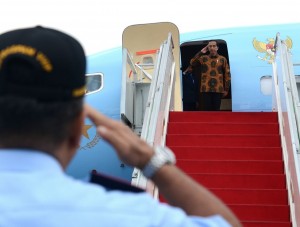 Presiden Jokowi sebelum berangkat kunjungan kerja di Bandara Halim Perdanakusuma, Jakarta. 