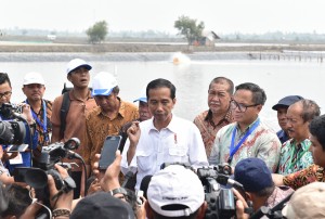 Presiden Jokowi menjawab pertanyaan wartawan di Muara Gembong, Kabupaten Bekasi, Provinsi Jawa Barat, Rabu (1/11). (Foto: Humas/Jay)