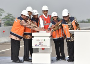 Presiden Jokowi didampingi sejumlah menteri, Gubernur DKI, dan Wagub Jabar, meresmikan beroperasinya Jalan Tol Becakayu Seksi 1B dan 1C, Jumat (3/11) pagi. (Foto: AGG/Humas)