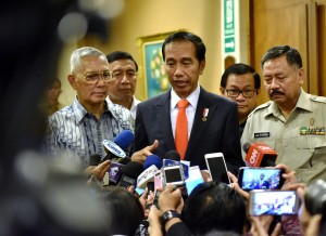 Presiden Jokowi menjawab pertanyaan wartawan usai acara Pembukaan Simposium Nasional Kebudayaan Tahun 2017 di Ballroom Raflesia Gedung Balai Kartini, Jakarta Selatan, Senin (20/11). (Foto: Humas/Agung).