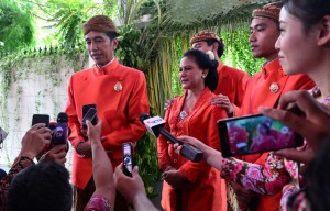 Presiden Jokowi didampingi Ibu Negara Iriana dan anggota keluarga menjawab wartawab usai mengikuti proses adat Jawa, di kediaman pribadinya, Solo, Jawa Tengah, Selasa (7/11) pagi. (Foto: Setpres)