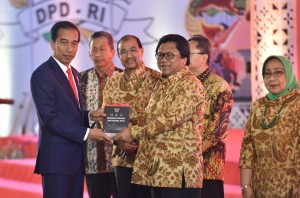 Presiden Jokowi saat memberikan sambutan Sarasehan Nasional DPD RI  di Gedung Nusantara IV MPR/DPR/DPD-RI, Jakarta, Jumat (17/11). (Foto: Humas/Jay)