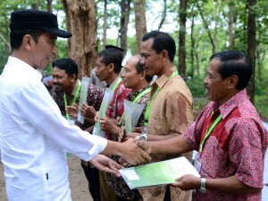Presiden Jokowi menyerahkan SK IPHPS dan SK Kulin KK kepada 1.662 KK, di di Desa Dungus, Kabupaten Madiun, Provinsi Jawa Timur, Senin (6/11) pagi. (Foto: Setpres)