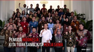 President Jokowi along with reporters at the Merdeka Palace, Jakarta, Friday (27/10).