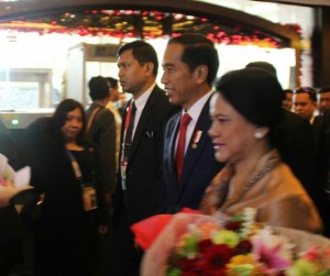 Presiden Jokowi didampingi Ibu Negara Iriana Joko Widodo tiba di Hotel Manila, Filipina, Minggu (12/11) siang untuk ikuti rangkaian KTT ASEAN. (Foto: Humas/Said).