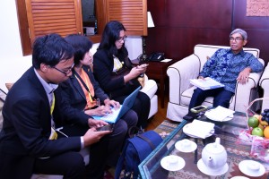 Wamenlu A.M. Fachir menjawab pertanyaan wartawan di Furama Resort, Da Nang, Viet Nam, Jumat (10/11) sore. (Foto: Humas/Nia)