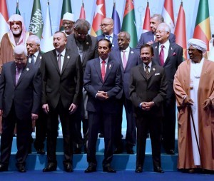 President Joko Widodo poses for a group photo at the Organization of Islamic Cooperation (OIC) Extraordinary Summit in Istanbul, Turkey on Wednesday (13/12)
