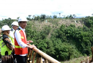 Presiden Joko Widodo dalam kunjungan kerjanya hari ini meninjau pembangunan bendungan Sukamahi di Kabupaten Bogor, Jawa Barat, Jumat (15/12).