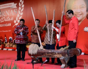 Presiden Jokowi dan Wapres Jusuf Kalla saat menghadiri Rakornas Tiga Pilar PDI-Perjuangan, Sabtu (16/12), di Indonesia Convention Exhibition (ICE) BSD, Tangerang. (Foto: BPMI)