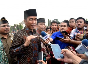 Presiden Jokowi menjawab pertanyaan wartawan usai menghadiri Apel Kebangsaan Pemuda Islam Indonesia di pelataran Candi Prambanan, Kabupaten Sleman, Daerah Istimewa Yogyakarta, Sabtu, (16/12). (Foto: BPMI)