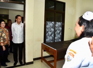 Presiden Jokowi saat mengunjungi RSUD di Nabire, Provinsi Papua, Kamis (21/12). (Foto: BPMI)