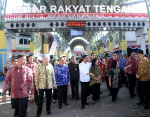 Presiden Jokowi saat meresmikan renovasi Pasar Tengah di Kota Pontianak, Kalimantan Barat, Jumat (29/12)