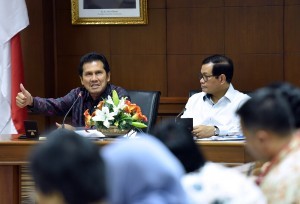 Minister of State Apparatus Empowerment and Bureaucratic Reforms, Asman Abnur, attends the Exit Meeting on SAKIP Evaluation at the office of Ministry of State Secretariat, Jakarta, Thursday (21/12). (Photo by: Public Relations Division/Agung)