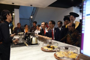 Presiden Jokowi mampir ke salah satu stand co working space hasil kerjasama UGM dengan Bank Mandiri, di kampus UGM Yogyakarta, Selasa (19/12) siang. (Foto: Fitri/Humas) 