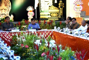 Presiden Jokowi saat memberikan pengantar pada Rapat Terbatas yang diselenggarakan di Bali, Jumat (22/12) malam mulai pukul 19.30 WITA. (Foto: Humas/Rahmat)