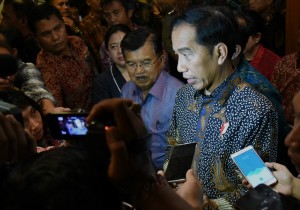 Presiden Jokowi menjawab pertanyaan wartawan usai Rapat Terbatas di Wisma Diklat Kementerian Pekerjaan Umum dan Perumahan Rakyat Werdhapura, Sanur, Bali, Jumat (22/12). (Foto: Humas/Rahmat).