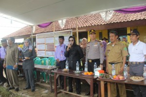 Bupati Subang Hj. Imas Aryumningsih, SE  memberikan sambutan saat meninjau Pilkades di Desa Blanakan, Kec. Blanakan, Minggu (10/12). (Foto: Humas Pemkab Subang)