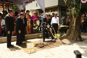 Presiden Jokowi saat melakukan penanaman pohon di Yogyakarta, Selasa (19/12). (Foto: Humas/FID).