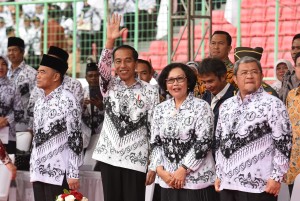 Presiden Jokowi saat menghadiri saat acara puncak Peringatan Hari Guru Nasional ke-72 di Stadion Patriot Candrabhaga Bekasi, Sabtu (2/12). (Foto: Humas/Jay).