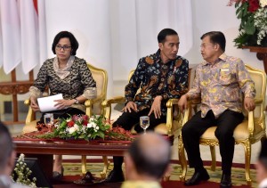 Presiden Jokowi dan Wapres saat mengikuti acara Daftar Isian Pelaksanaan Anggaran (DIPA) dan Buku Daftar Alokasi Transfer ke Daerah dan Dana Desa Tahun 2018 di Ruang Garuda Istana Kepresidenan Bogor, Rabu (6/12). (Foto: Humas/Agung)
