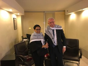Menlu Retno Marsudi bertemu dengan Menlu Palestina Riad Malki, di Amman, Yordania, Senin (11/12) malam pukul 21.15 waktu setempat atau sekitar pukul 02.15 WIB.  (Foto: Kemlu RI)