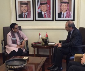 Menteri Luar Negeri Retno Marsudi usai bertemu dengan Menlu Yordania Ayman Safadi, di Kantor Kemenlu Yordania, Kota Amman, Senin (11/12). (Foto: Kemlu)